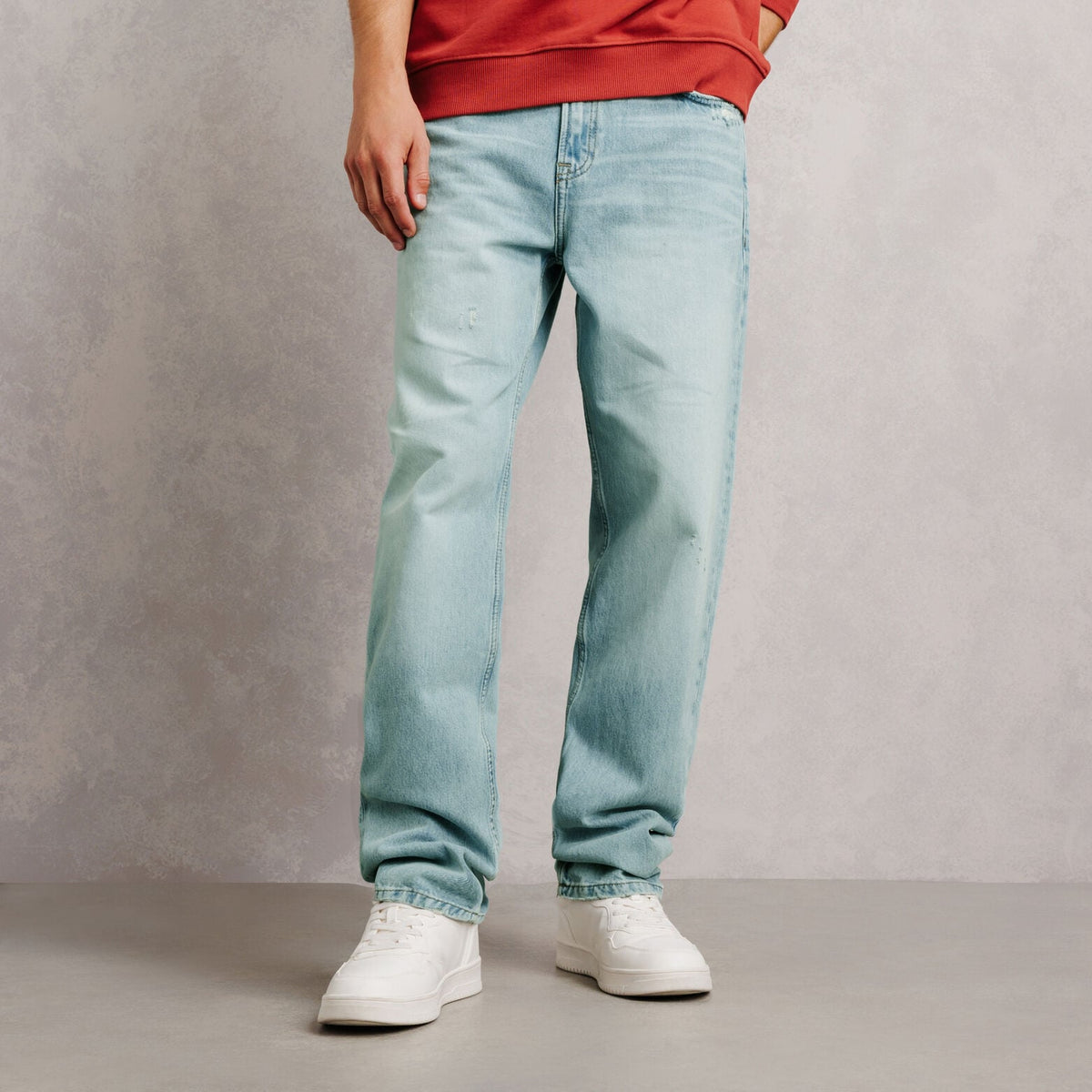 Jean loose délavé avec légères abrasion 100% coton - 1